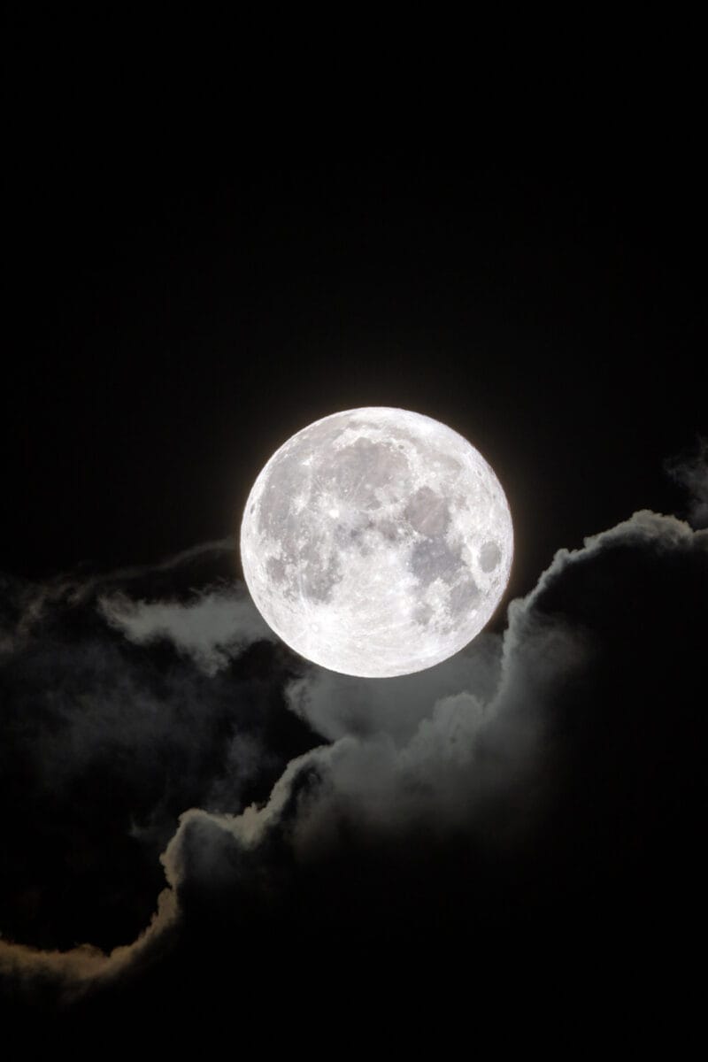 Full Moon Over Bogota - Andrés Felipe Molina